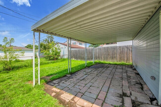 Building Photo - 4 bedrooms $2150