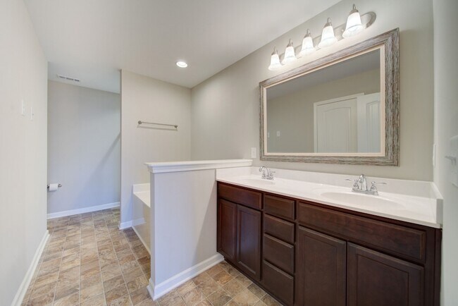 Building Photo - 226 Saxony Way