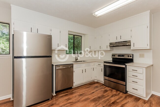 Building Photo - Fantastic 3bd/2ba home! Coming soon!