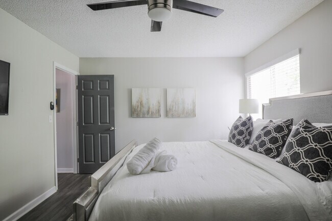 Building Photo - 6463 Klinect Ct