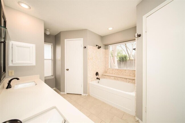 Building Photo - 2903 Avanti Dr