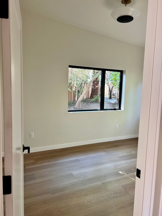 Building Photo - Private, Elegant and Sophisticated Westsid...