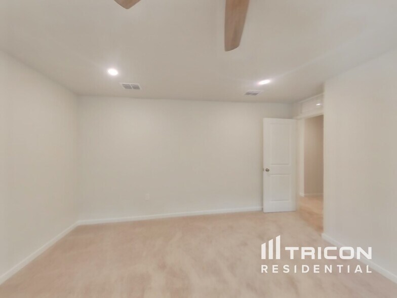 Building Photo - 14918 Macadamia Ln