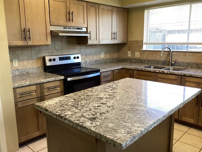 Building Photo - 15831 Bazelbriar Ln