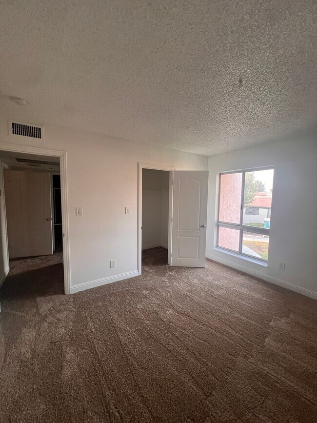 Building Photo - Close to UNLV, Airport, and Las Vegas Strip. GRANITE COUNTERTOPS. Comm. Pool