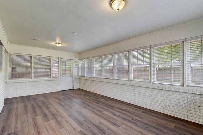 Building Photo - 803 Rosewood Dr