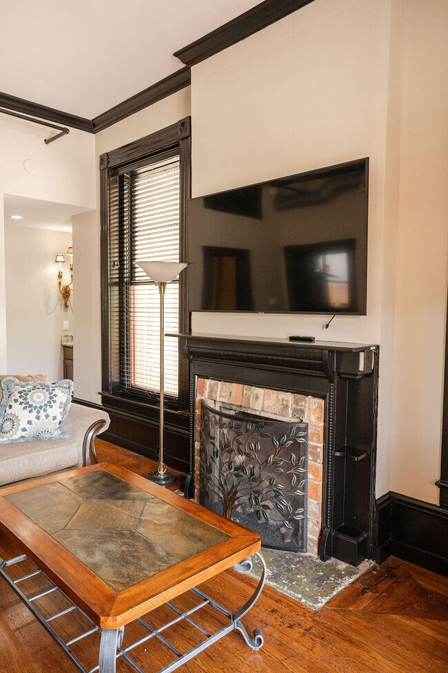 Building Photo - 275 S Limestone