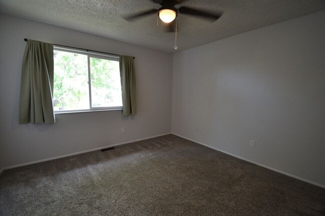 Building Photo - Newly Remodeled 4 Bedroom with AC!