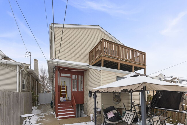 Building Photo - 5910 W Roscoe St