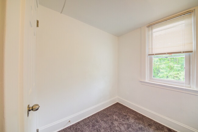 Building Photo - Available JUNE 2026 - Spacious 2 Bedroom Home in Mt. Washington!