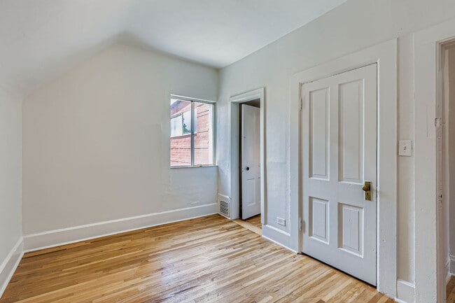 Building Photo - Charming Upper-Level 2 bed 1 bath Unit in ...