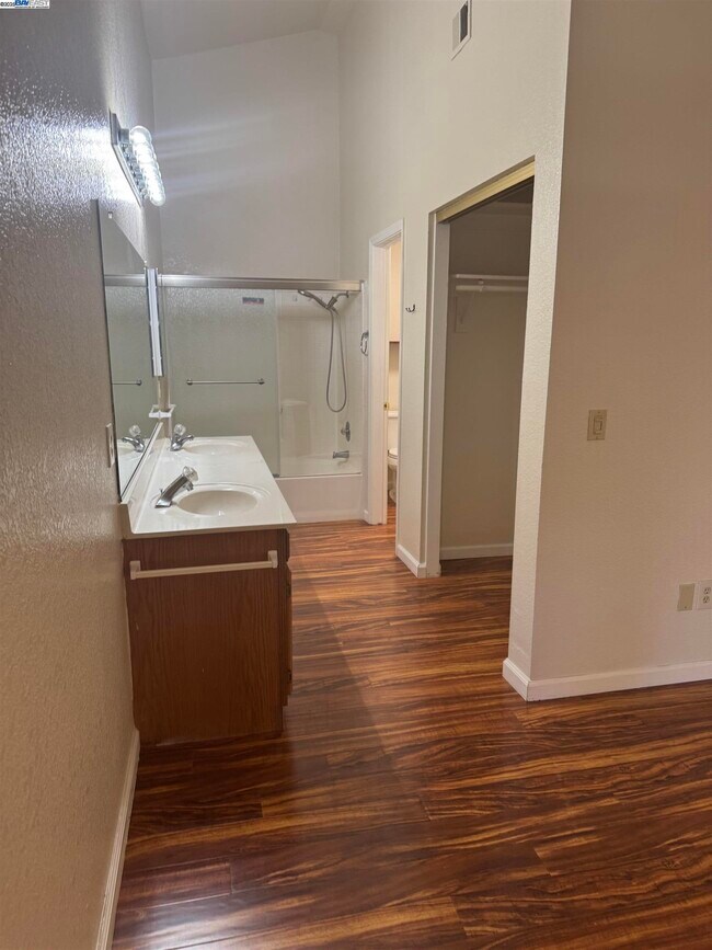 Building Photo - 5325 Avante Ln