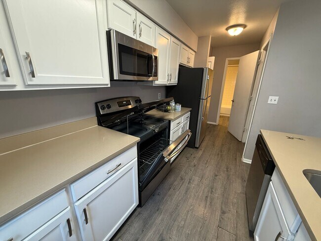 Building Photo - Spacious Aurora Townhome