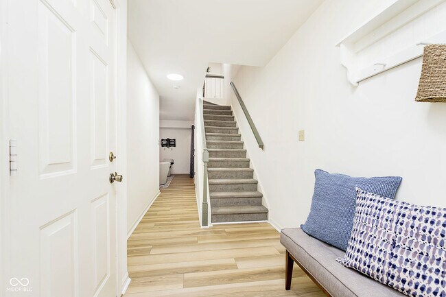 Building Photo - 592 E Vermont St