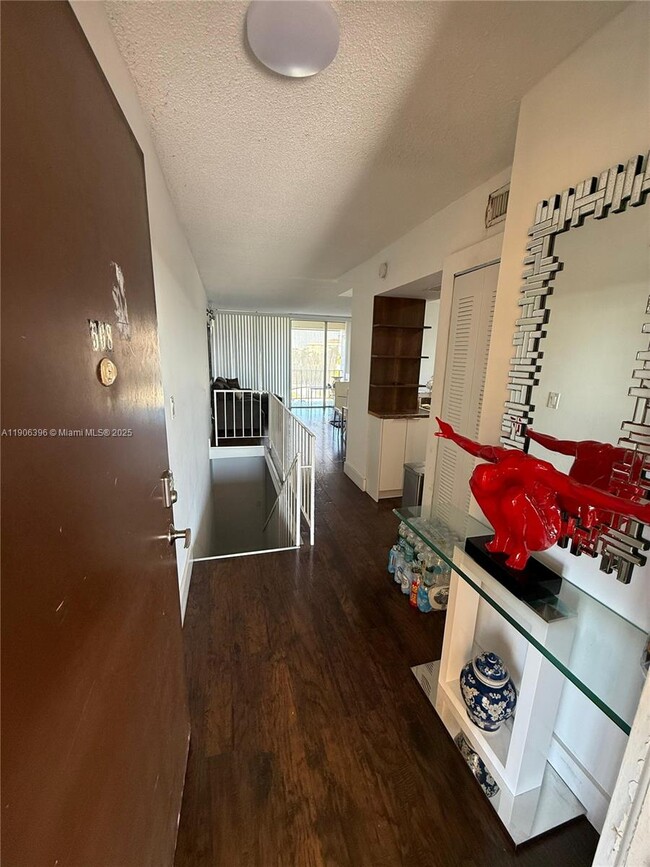 Building Photo - 9220 Fontainebleau Blvd