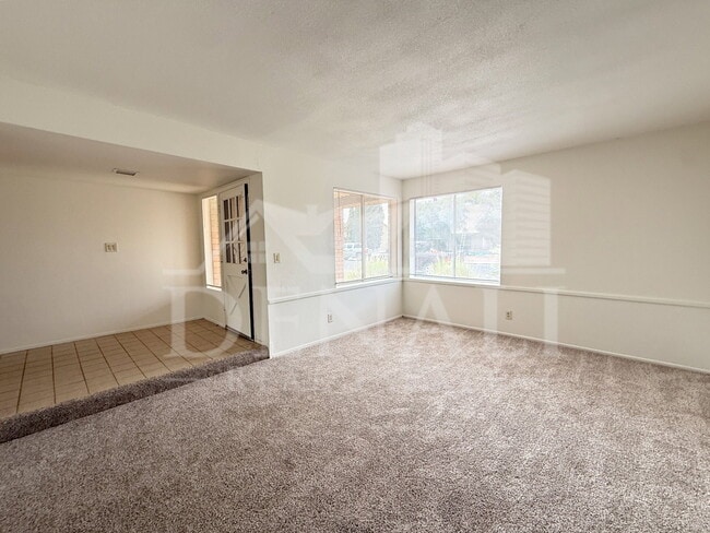Building Photo - 1016 W Nido Ave