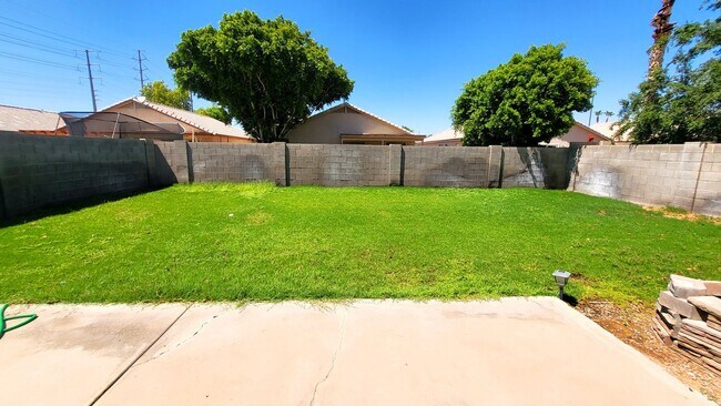 Building Photo - 2032 E Catclaw St
