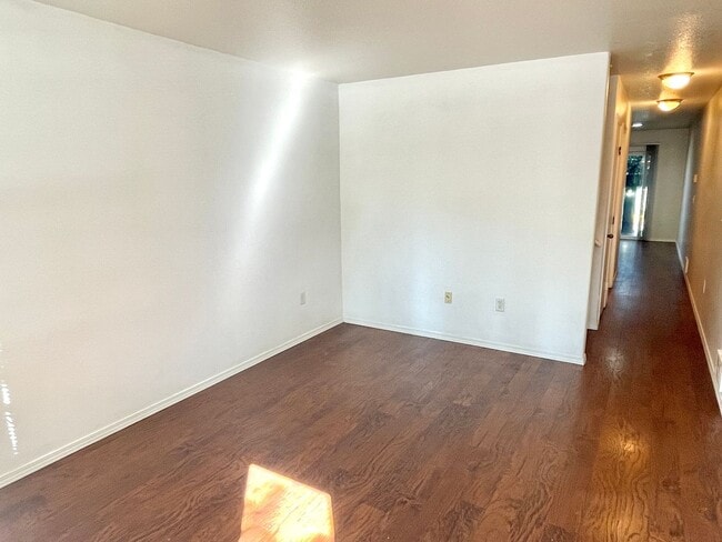 Building Photo - St. Johns Neighborhood Rowhouse with Detached Garage, Private Back Patio