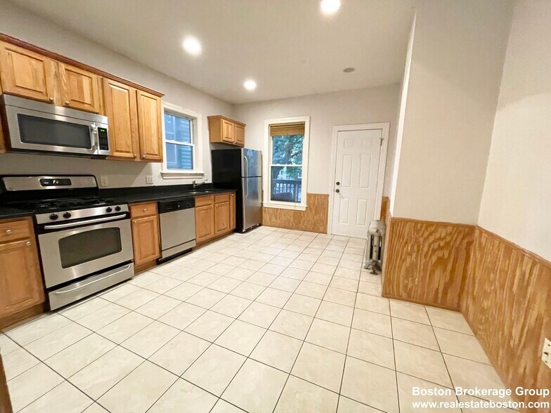 Building Photo - 61 Hillside St