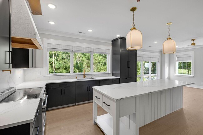 Building Photo - Beautiful 2BR/2BA top-floor end unit!