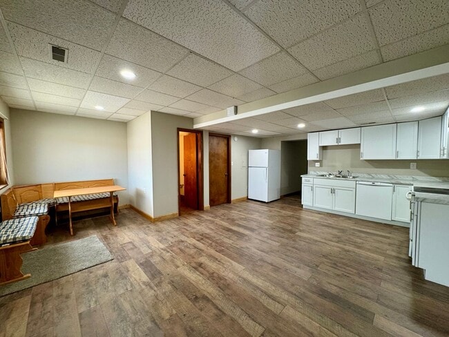 Building Photo - Recently remodeled 3-bedroom, 1.5 bath in the brewery district area