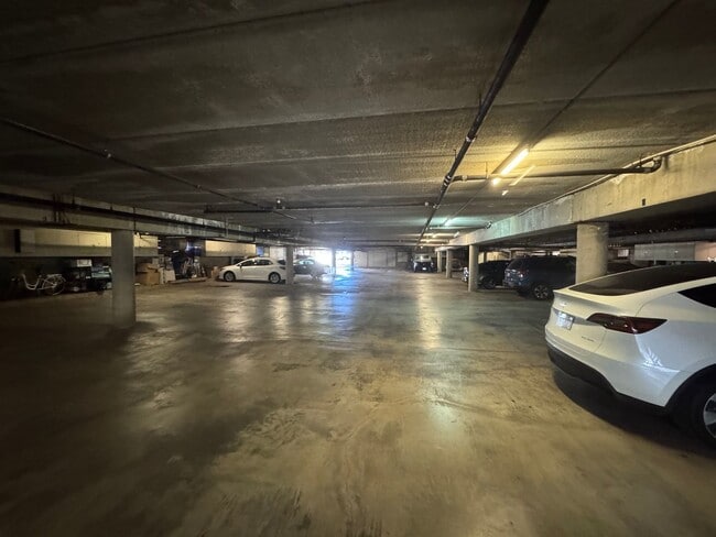 Building Photo - Beautifully Updated 2 Bed, 2 Bath Condo in...