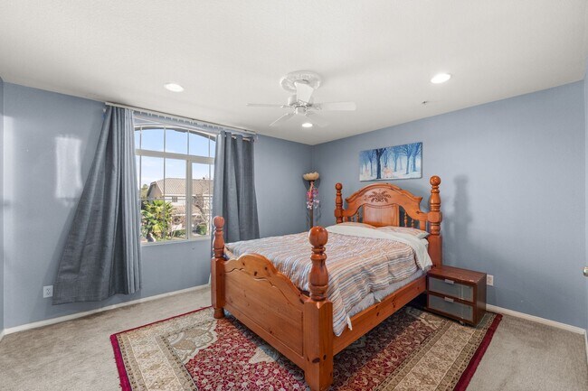 Building Photo - Beautiful 2 Story Home