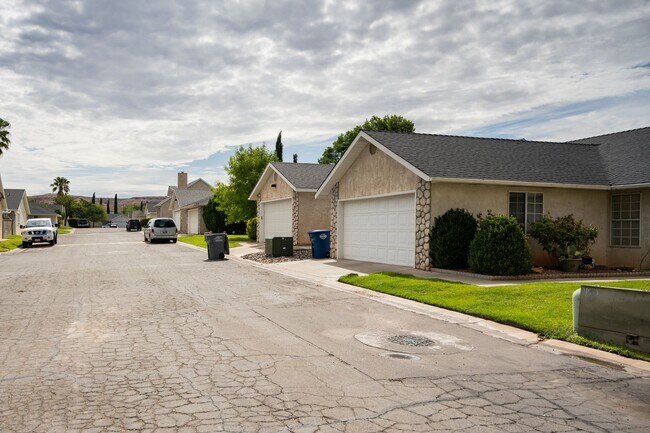 Building Photo - Millcreek Cottages with Community Pool - Pet Friendly!