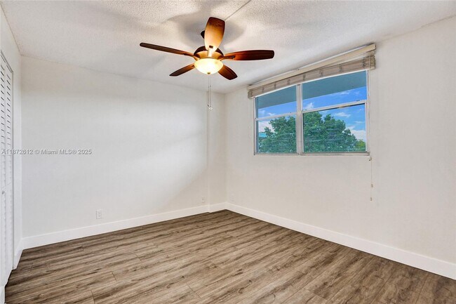 Building Photo - 119 Royal Pk Dr