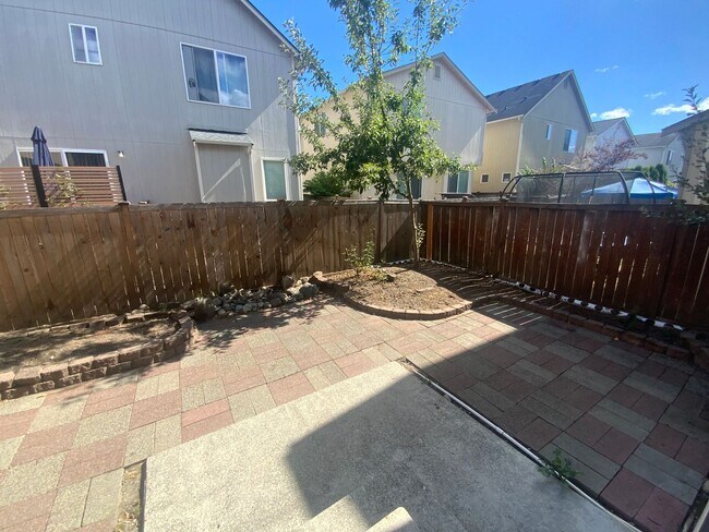 Building Photo - Newly Remodeled Puyallup Gem - Modern Comf...