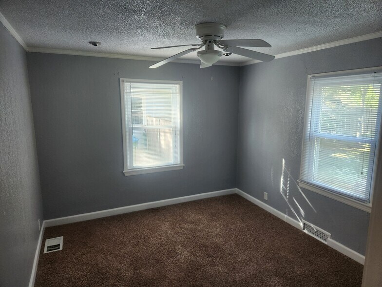 Building Photo - 5928 Fontana St