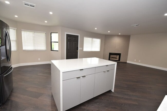 Building Photo - Stunning 2-Bedroom, 2-Bathroom Condo Located at The Lakes!