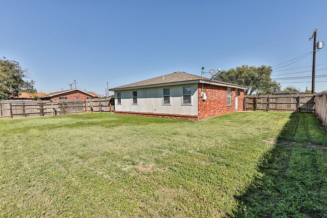 Building Photo - 2 Bedroom House w Large yard