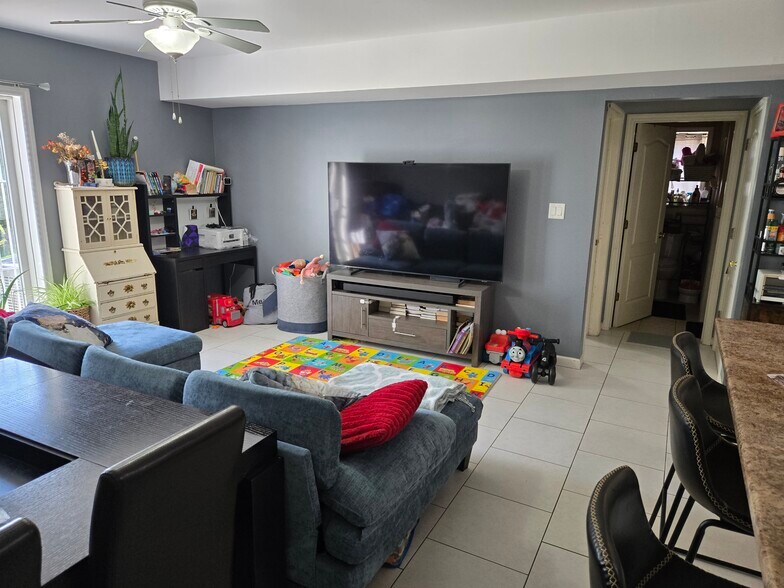 livingroom - 660 McKinley St