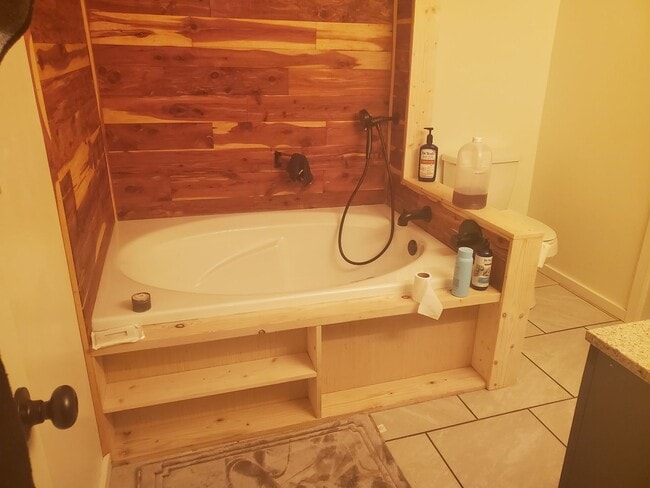 Building Photo - 4 bedroom house, Van Buren