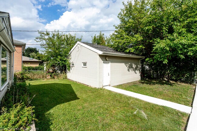 Building Photo - 7261 E Prairie Rd