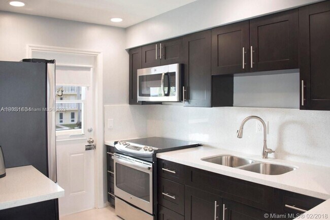 Building Photo - 801 Pine Dr