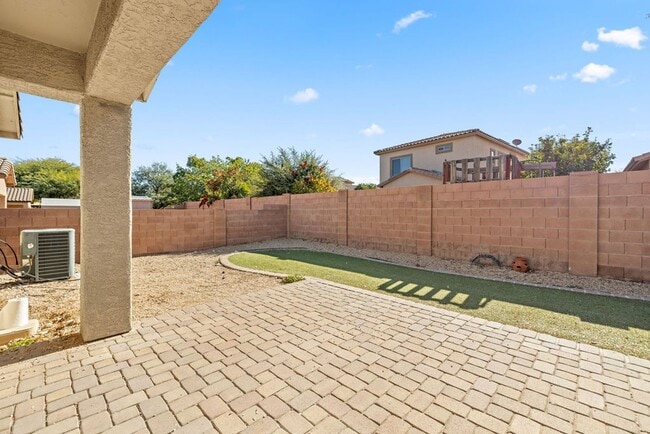 Building Photo - 3 Bedroom Home Located in Sycamore Park