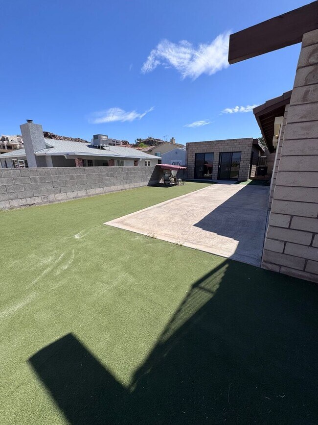 Building Photo - 857 Robinson Ln