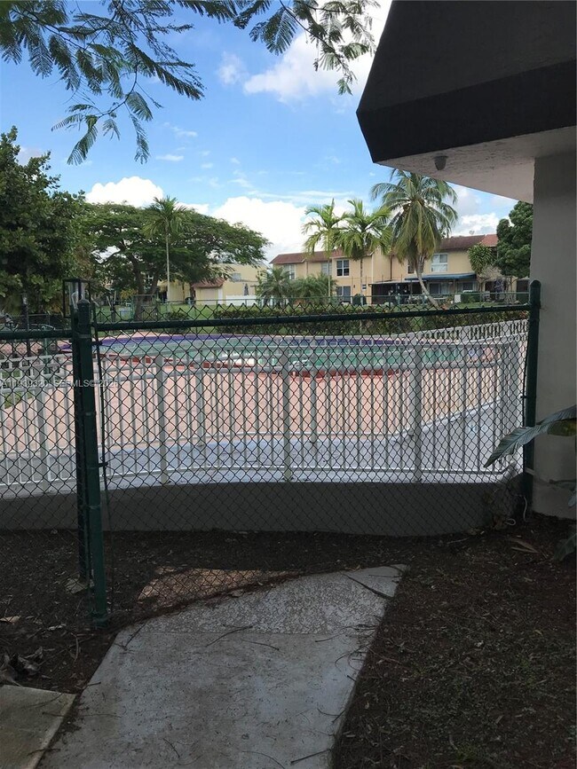 Building Photo - 10353 N Kendall Dr