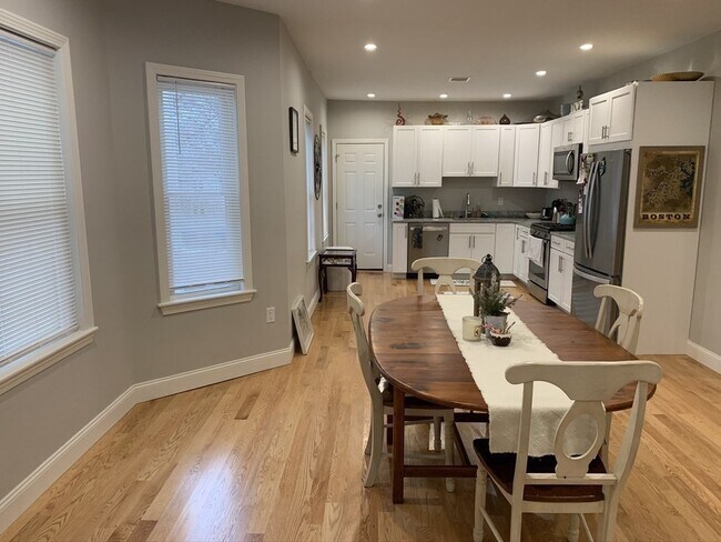 Building Photo - 226 Fellsway W