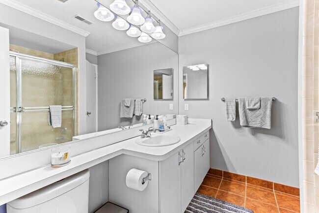 Building Photo - 6560 Ridgefield Cir