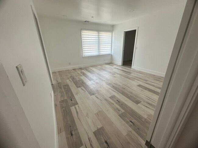 Building Photo - 10861 Nettleton St