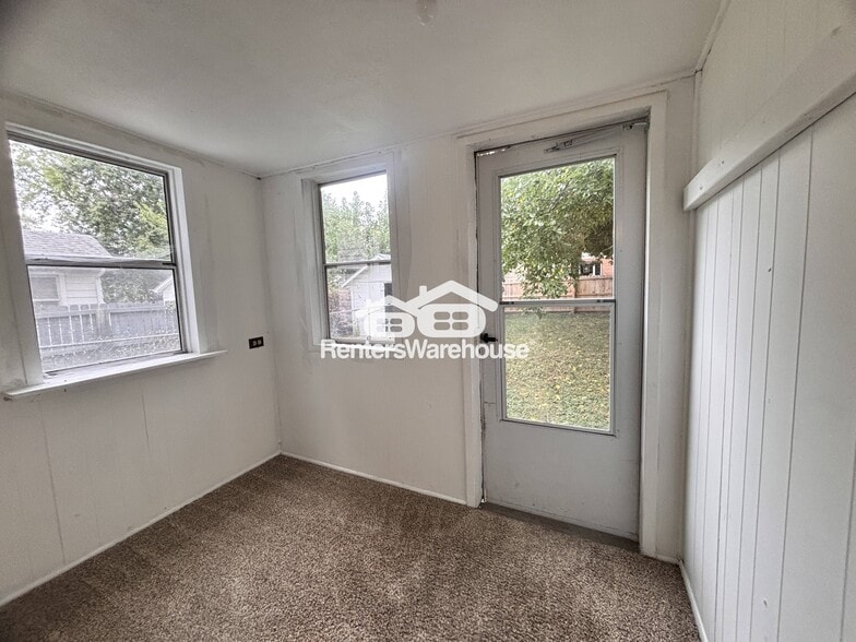 Building Photo - 1229 Merle Hay Rd