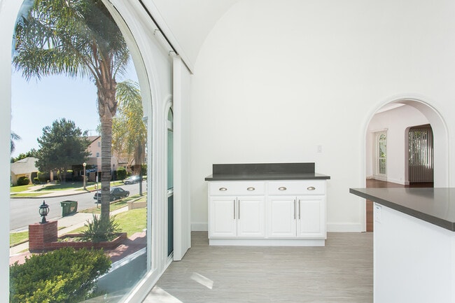 Building Photo - Beautiful spacious house