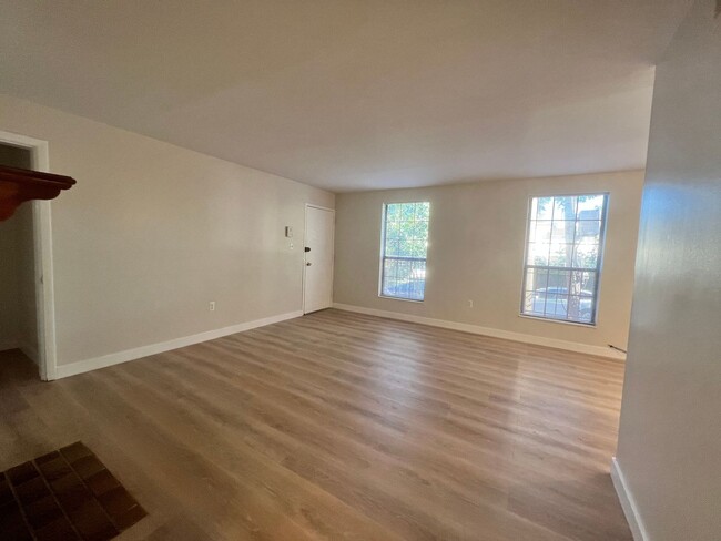 Building Photo - Lovely 2 BR/1 BA Condo in Fairlawn!