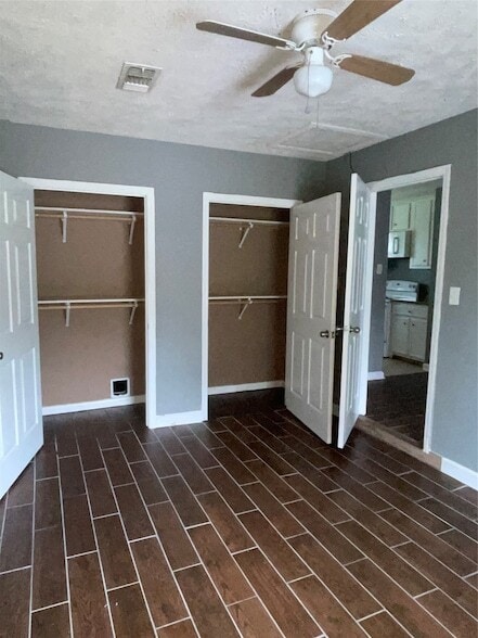 Building Photo - 4518 Oak Shadows Dr