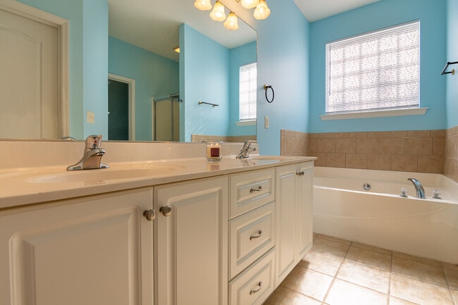 Building Photo - 862 Tyler Woods Dr