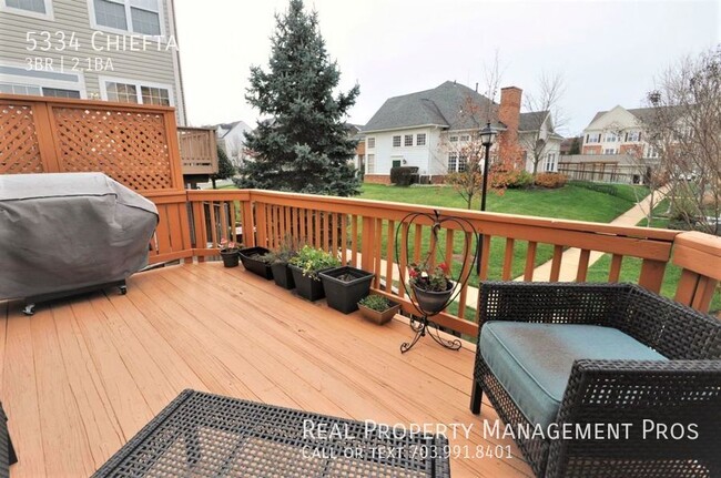 Building Photo - Gorgeous 4 Level End Unit in Upscale Windy...