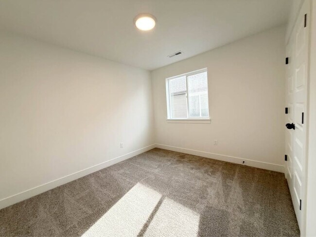 Building Photo - 3759 950 N